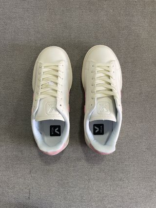 Zapatillas Veja blancas logo rosa