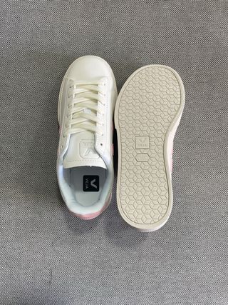 Zapatillas Veja blancas logo rosa