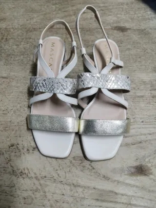 Sandalias Mascaró tacón blanco y dorado