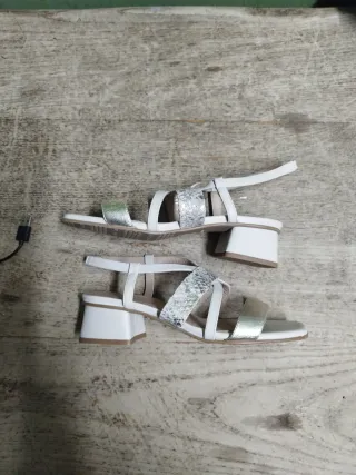 Sandalias Mascaró tacón blanco y dorado