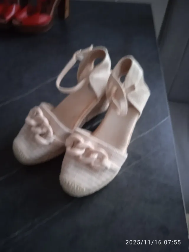 Sandálias de cunha bege com flores