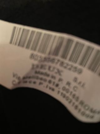 Blusa negra con adornos en manga