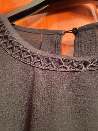 Blusa negra con adornos en manga