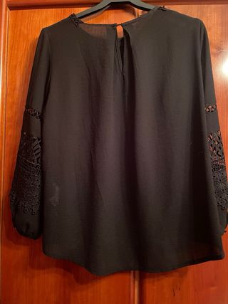 Blusa negra con adornos en manga