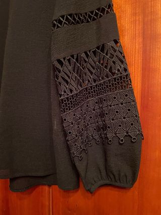 Blusa negra con adornos en manga