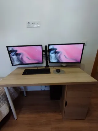 Ordenador con escritorio