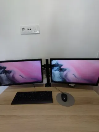 Ordenador con escritorio