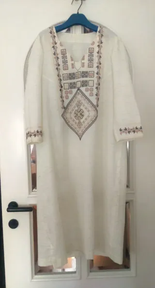 Abito bianco ricamato