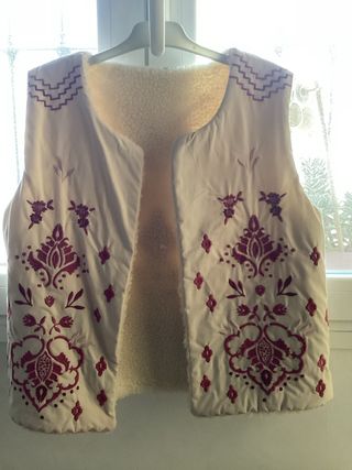 Chaleco beige con bordados morados