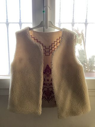 Chaleco beige con bordados morados