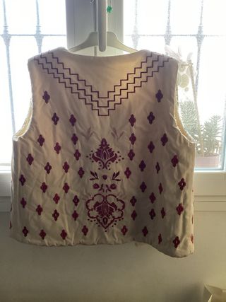 Chaleco beige con bordados morados