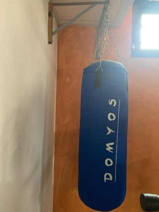 Saco de boxeo azul con anclaje
