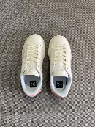 Zapatillas Veja blancas logo rosa