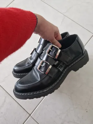 Mocassini Cult neri con fibbie