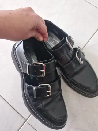 Mocassini Cult neri con fibbie