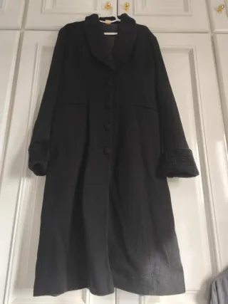 Abrigo negro largo con cuello de pelo