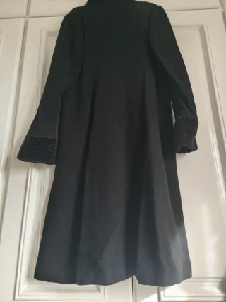 Abrigo negro largo con cuello de pelo