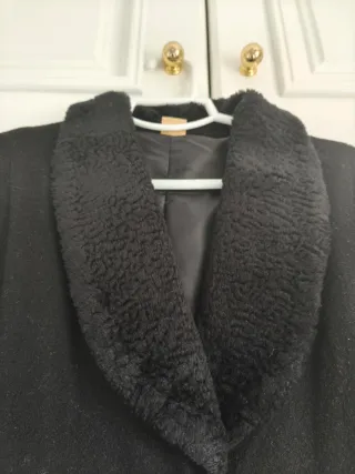 Abrigo negro largo con cuello de pelo