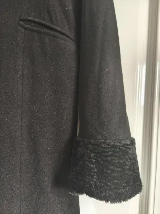 Abrigo negro largo con cuello de pelo