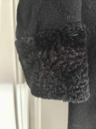 Abrigo negro largo con cuello de pelo