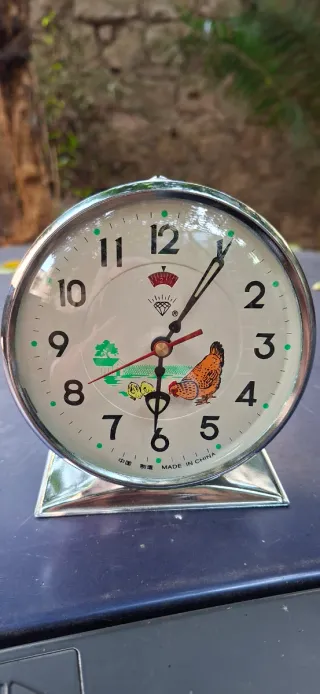 Sveglia vintage con gallina e pulcini