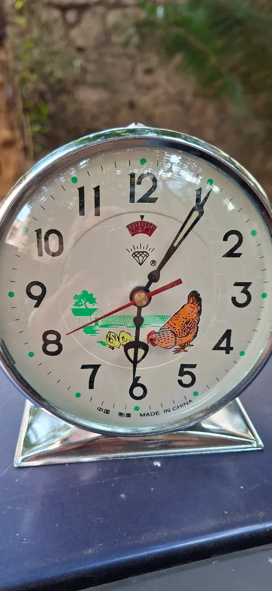 Sveglia vintage con gallina e pulcini