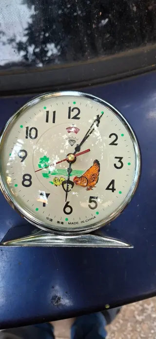 Sveglia vintage con gallina e pulcini