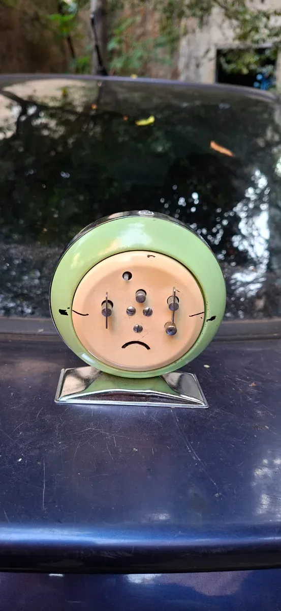 Sveglia vintage con gallina e pulcini