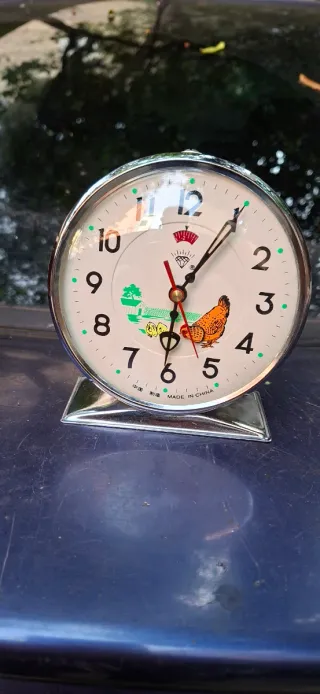 Sveglia vintage con gallina e pulcini