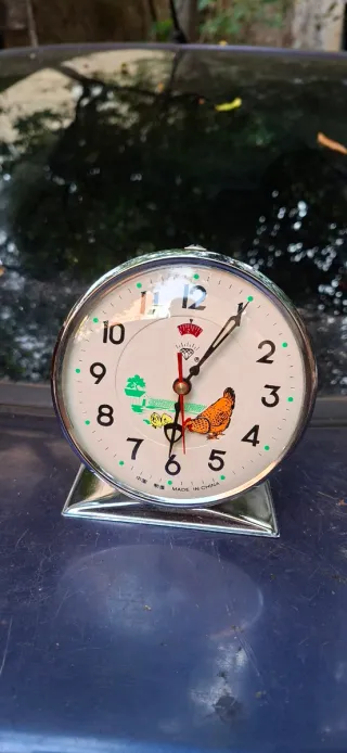 Sveglia vintage con gallina e pulcini