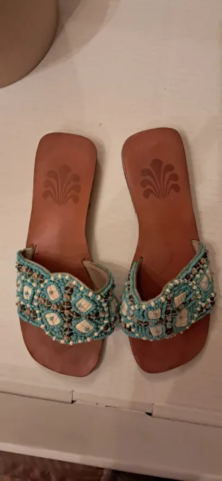 Sandalias étnicas con pedrería