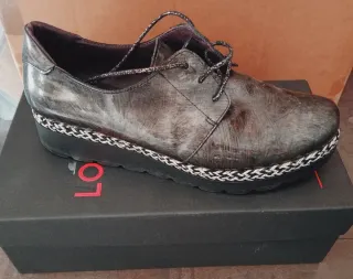 Zapatos negros con cordones y suela de plataforma