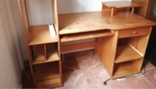 Escritorio de pino con estantería