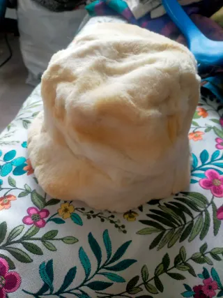 Cappellino beige in pelliccia sintetica