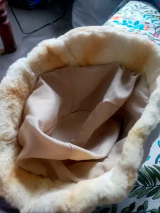 Cappellino beige in pelliccia sintetica