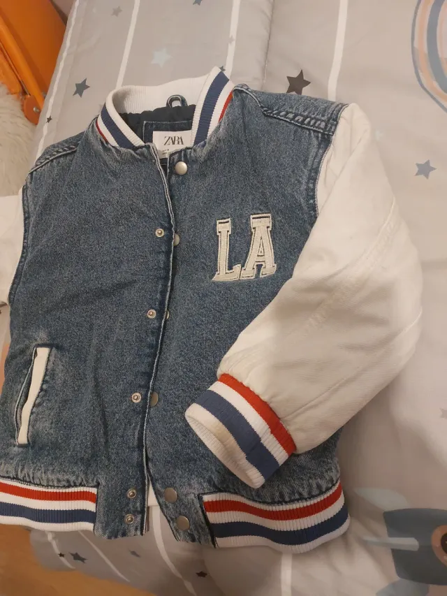 Chaqueta Zara Denim y Manga Blanca Zara