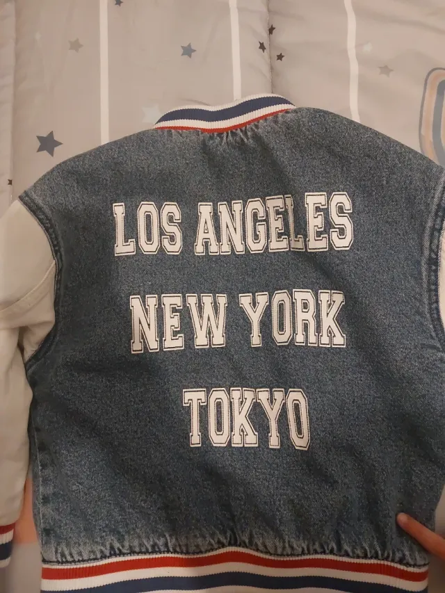 Chaqueta Zara Denim y Manga Blanca Zara