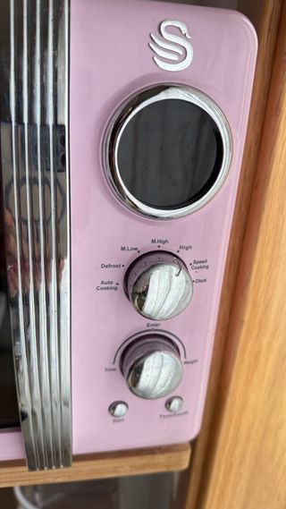 Microondas Retro Rosa Swan