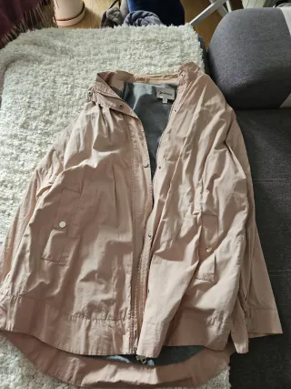Gabardina Stradivarius rosa mujer