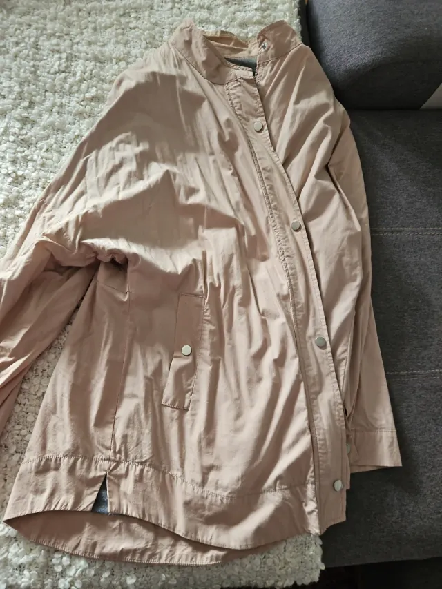 Gabardina Stradivarius rosa mujer