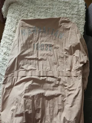 Gabardina Stradivarius rosa mujer