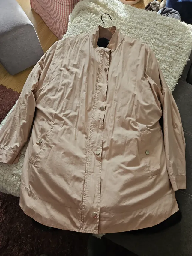 Gabardina Stradivarius rosa mujer