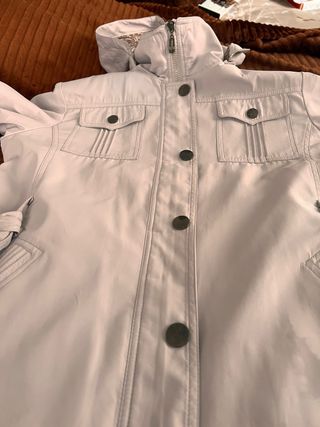 Gabardina corta con capucha