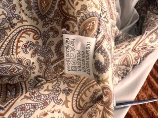 Gabardina corta con capucha