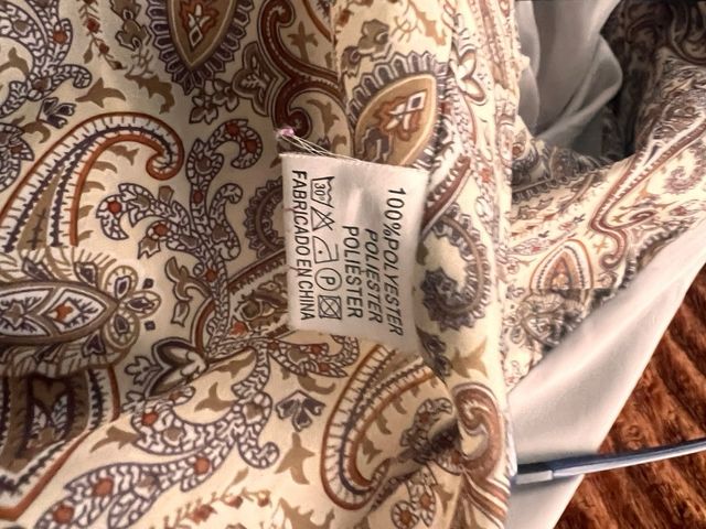 Gabardina corta con capucha