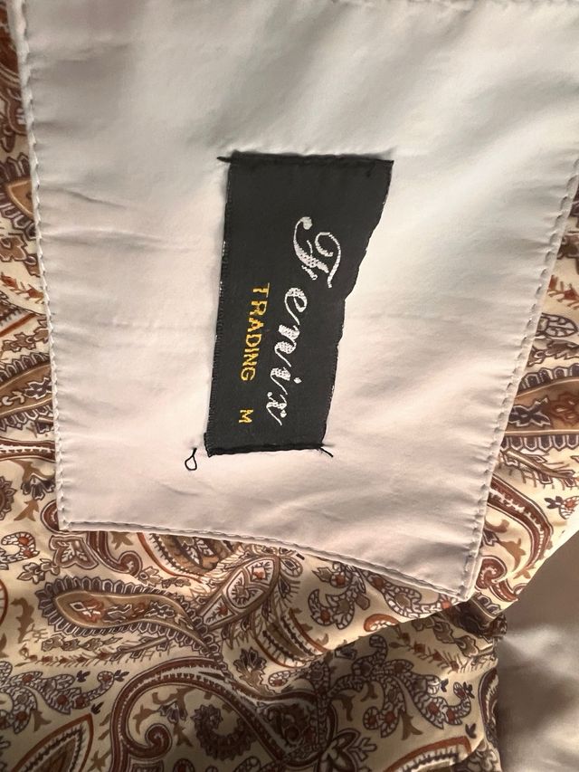 Gabardina corta con capucha