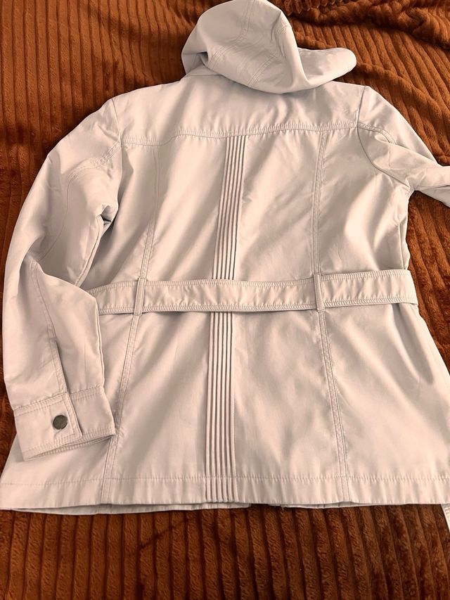 Gabardina corta con capucha