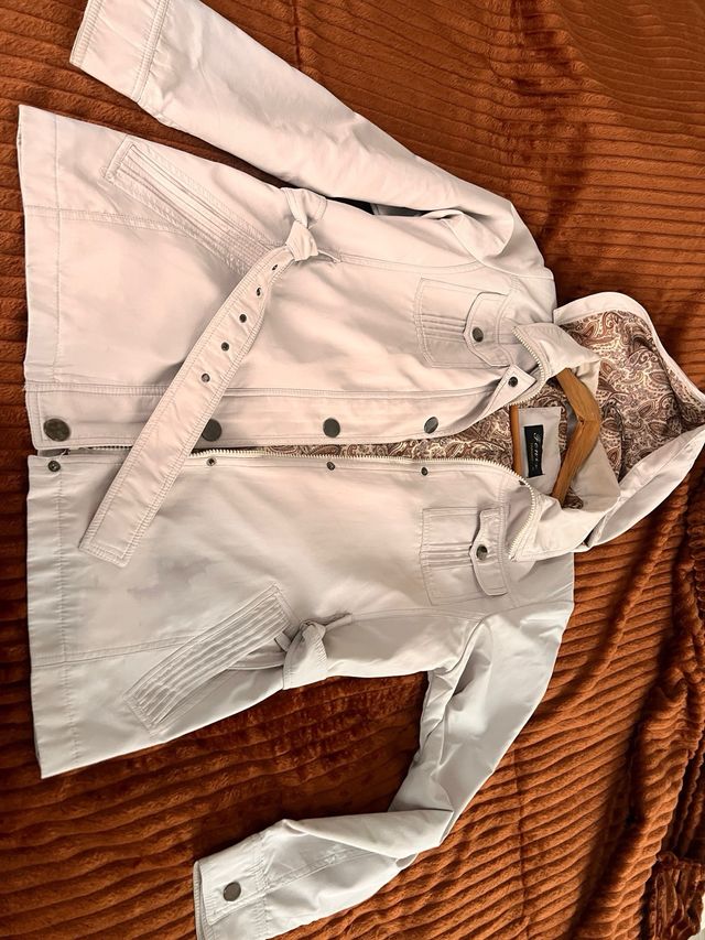 Gabardina corta con capucha