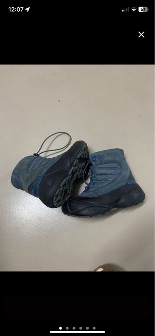 Botas térmicas azules y negras