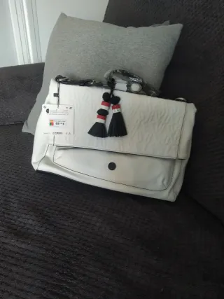 Bolso Desigual blanco con detalles negros